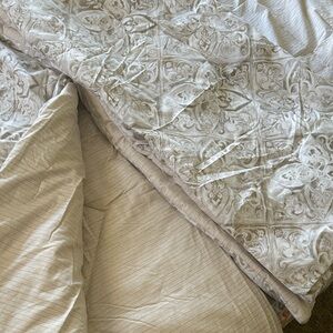 Elegant Gray/ beige  Patterned Comforter